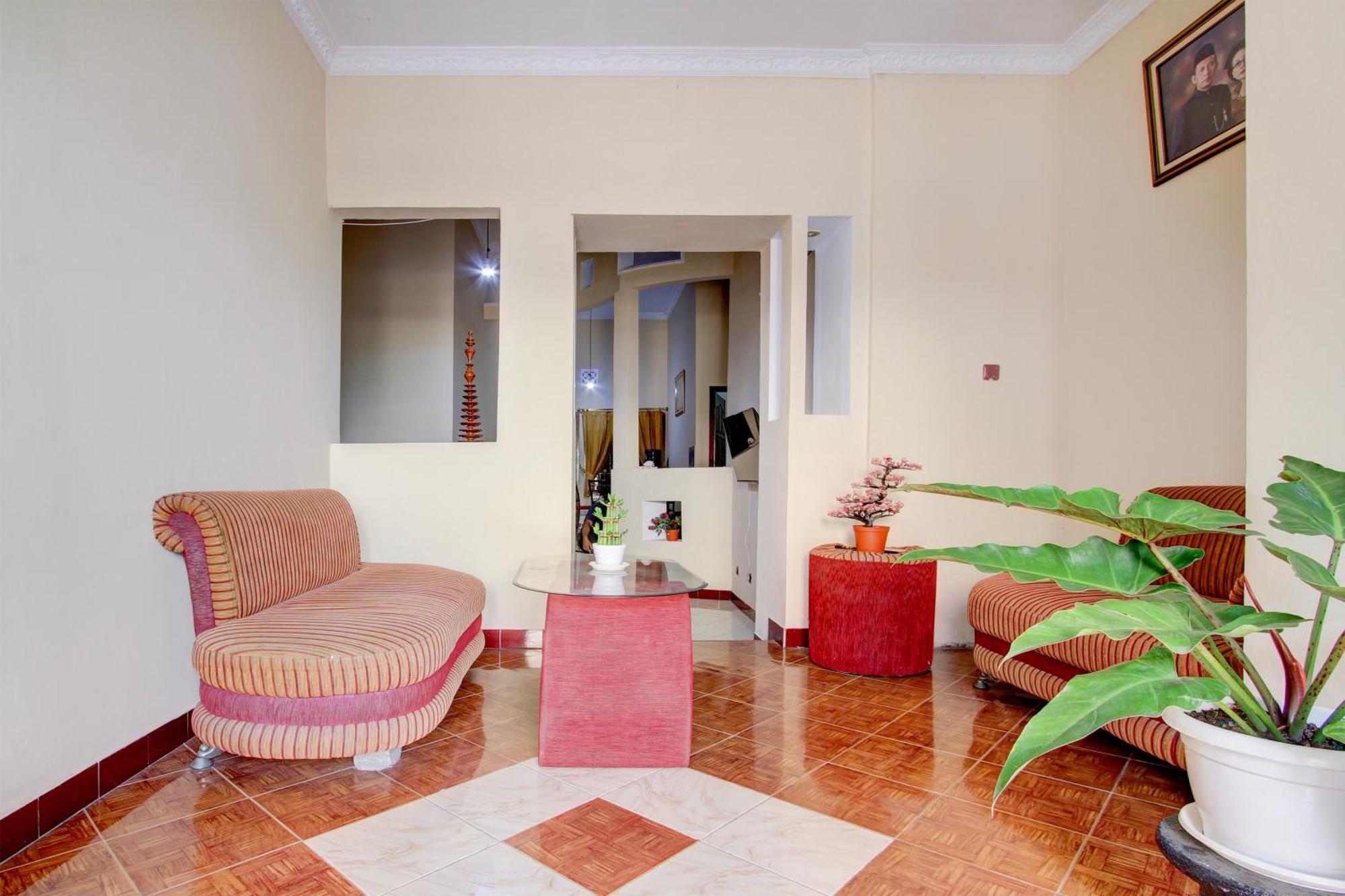 Oyo 94003 Anjuk Ladang Hotel 2*