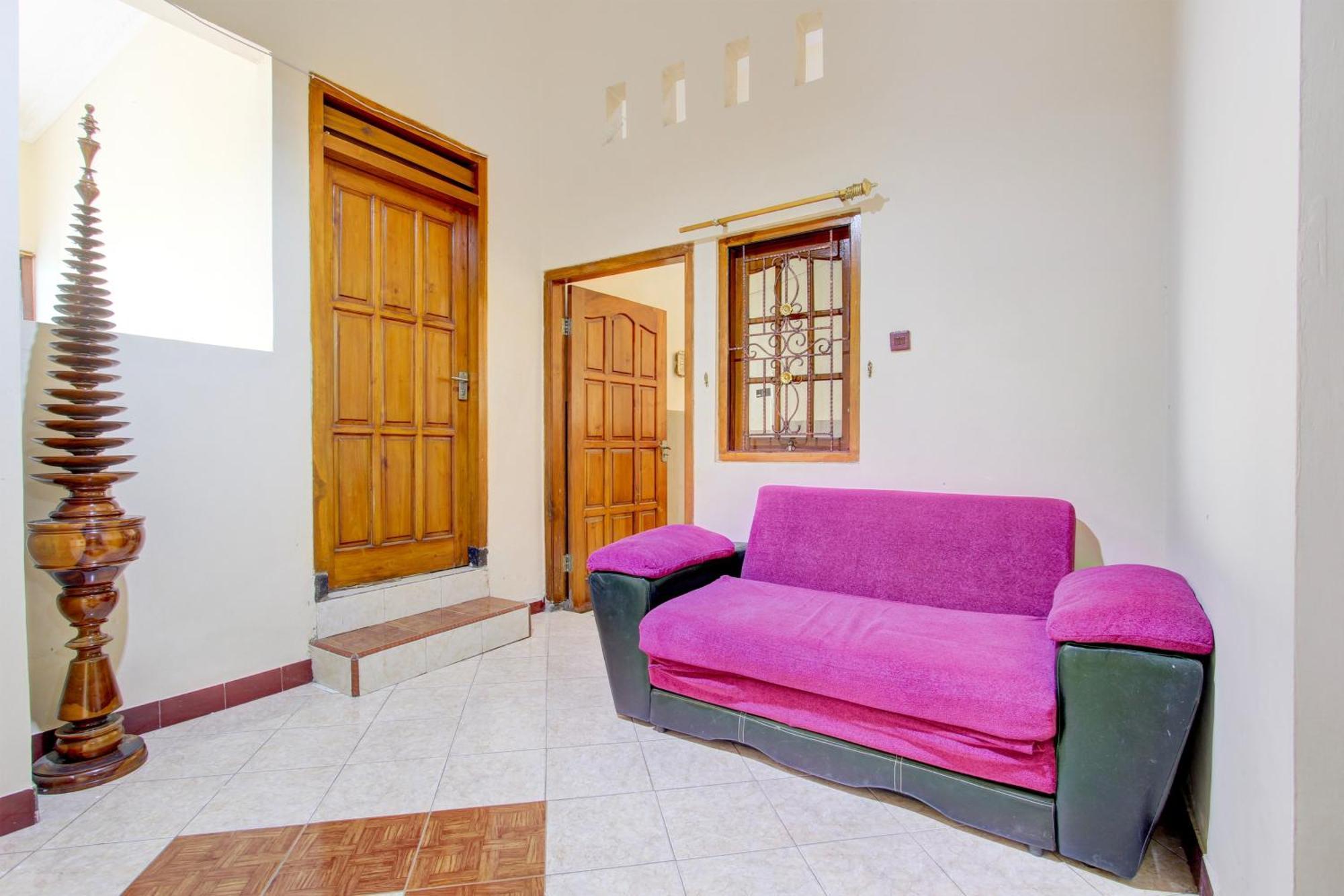 Hotel Oyo 94003 Anjuk Ladang 2*